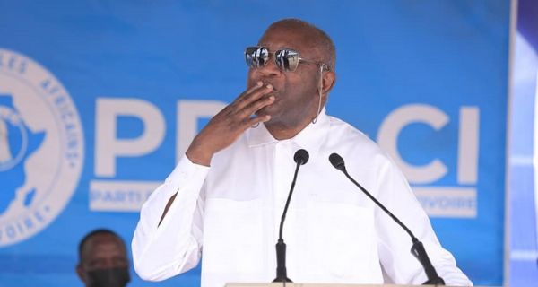 En visite dans une église / Laurent Gbagbo annonce un retour dans son fief de Yopougon