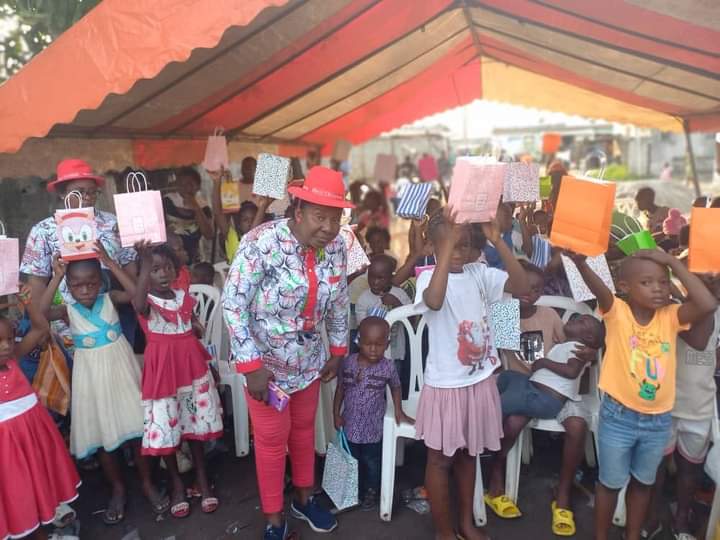 Arbre de Noël à Port-Bouët / L’ONG ‘’Mintsin Afrique’’ offre des cadeaux à plus de 200 enfants de familles démunies